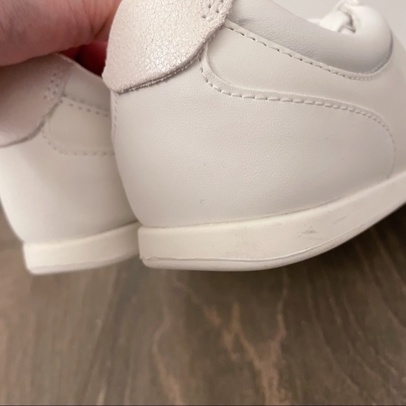 Lacoste Women’s Sneakers with Gold Logo - Picture 5 of 7